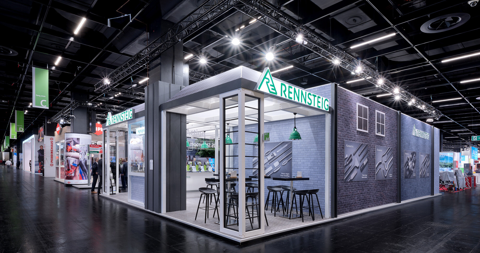 De beursstand van Rennsteig Werkzeuge GmbH op de IJzerwarenbeurs Keulen 2024. De stand is lichtgrijs en heeft designelementen met een verwijzing naar het Thüringer Woud.